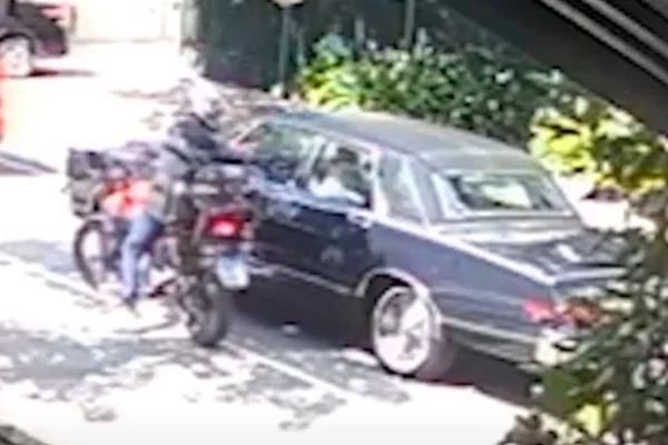 Imagem colorida mostra bandido em moto assaltando o deputado Delegado Olim - Metrópoles