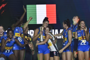 Jogadoras da Itália levantam a taça no Mundial Jogadoras da Itália levantam a taça no Mundial