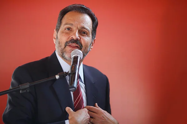 Justiça absolve Agnelo em ação de improbidade em construção de estádio