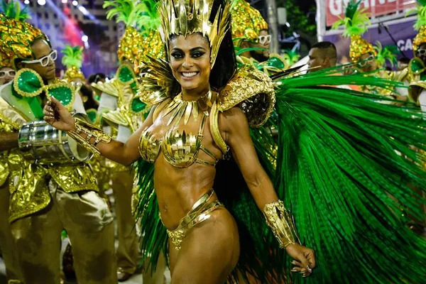 Volta de Juliana Paes e protestos marcam 1° dia de desfiles no Rio