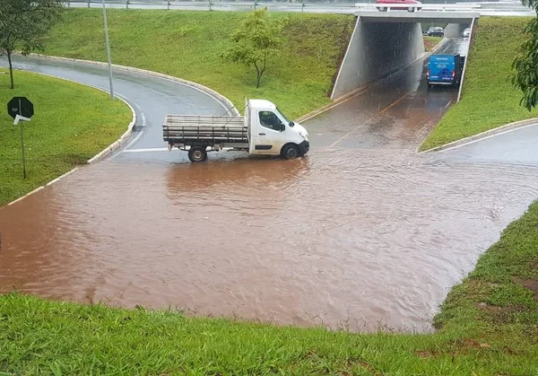 Chuva alaga tesourinha na 209 Norte e atrapalha fluxo de veículos