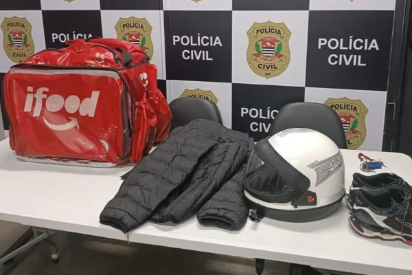 Imagem colorida mostra materiais apreendidos pela polícia usada por quadrilha que roubava artigos de luxo em bairros nobres de São Paulo - Metrópoles