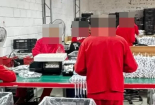 Presos do Sul de Minas transformam roupas apreendidas em ação social