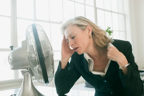 Mulher madura de frente para o ventilador - Metrópoles