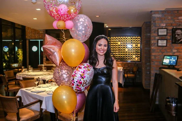 Marcela Castilho reúne amigos para celebrar aniversário de 27 anos