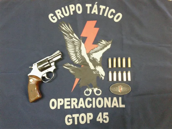 Homem é preso com arma de fogo após sofrer acidente com carro roubado