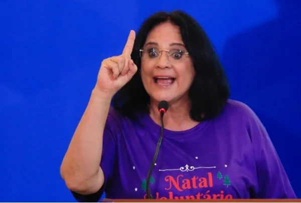Damares Alves, política brasileira. Ela tem pele branca e cabelos curtos e pretos- Metrópoles