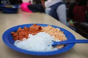 Têm direito a receber a Bolsa Alimentação os estudantes matriculados na rede pública de ensino do DF Têm direito a receber a Bolsa Alimentação os estudantes matriculados na rede pública de ensino do DF
