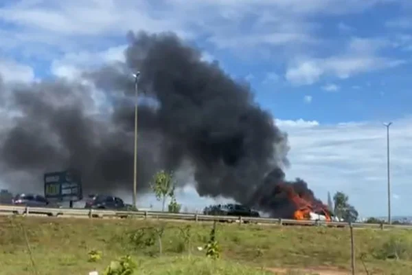 Carro pega fogo próximo ao Catetinho na BR 040