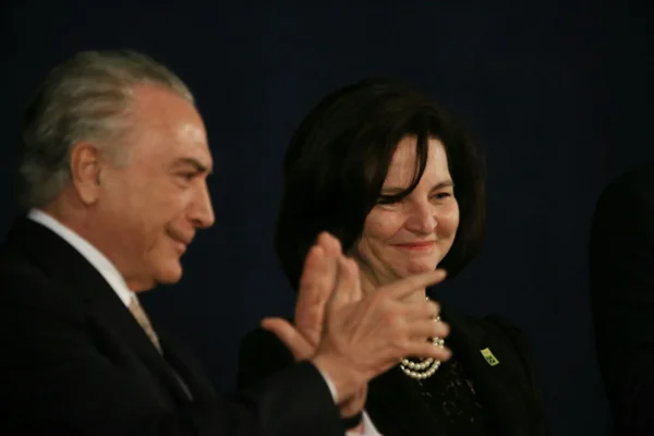 Ao tomar posse, Raquel Dodge defende a harmonia entre os poderes