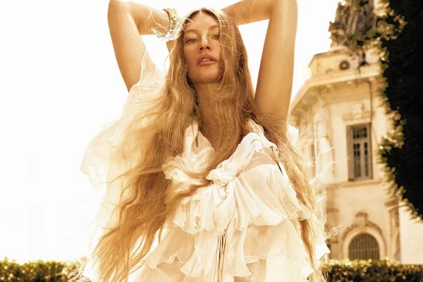 Na imagem com cor, a modelo Gisele Bündchen posa para a capa da Vogue Brasil -Metrópoles