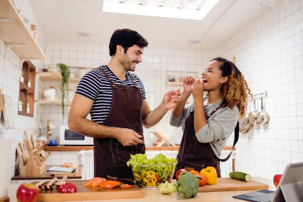 casal cozinhando