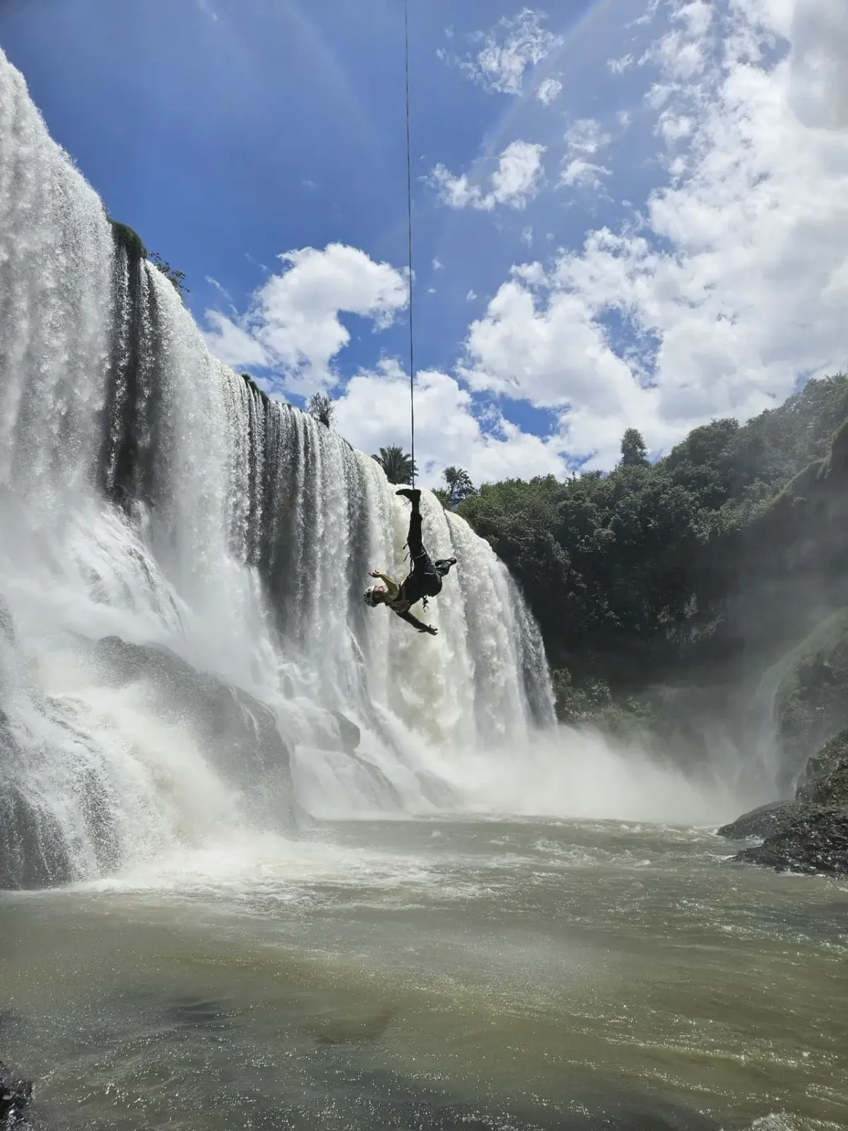 Mulher fazendo rope jump na Cachoeira da Fumaça de Nova Ponte Mulher fazendo rope jump na Cachoeira da Fumaça de Nova Ponte