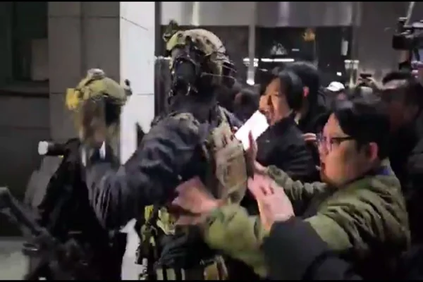 Imagem colorida de confronto entre manifestantes e militares na Coreia do Sul -Metrópoles