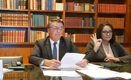 Bolsonaro faz live semanal nas redes sociais