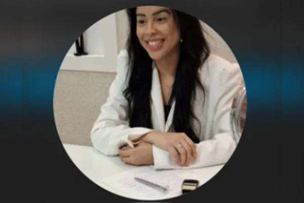 Quem é estagiária que acusou ex-chefe de assédio sexual em clínica 1