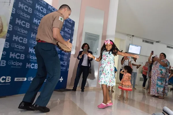 Vídeo: após cirurgia, menina volta a dançar com bombeiros do DF
