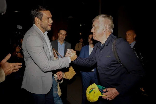 Foto colorida da chegada Carlo Ancelotti - Metrópoles