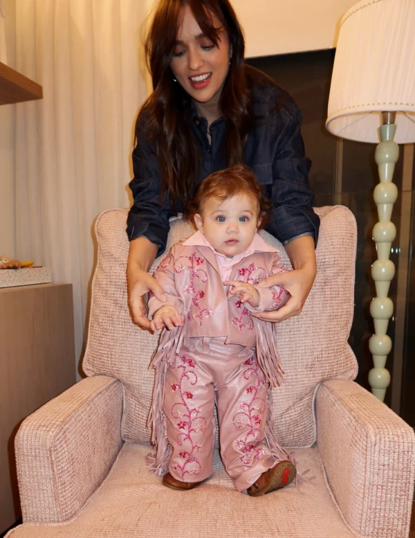 Foto: filha de Rafa Kalimann e Nattan encanta web ao surgir de cowgirl - destaque galeria Foto: filha de Rafa Kalimann e Nattan encanta web ao surgir de cowgirl - destaque galeria