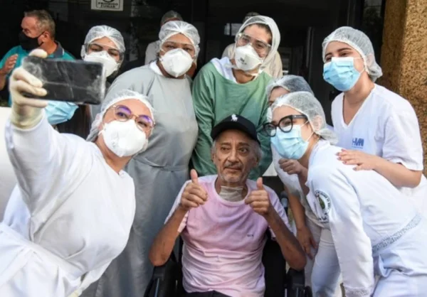 José Nelson Ferreira, 56 anos, o paciente que passou mais tempo internado no RN com covid-19, deixa o hospital após 103 dias de internação.