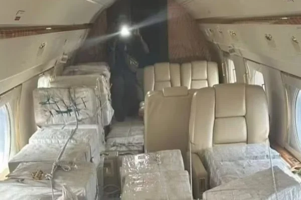 imagem colorida de avião com cocaína na GUiné-Bissau
