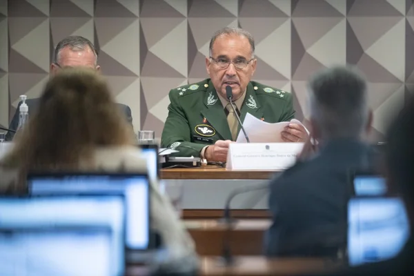 Imagem colorida do general Gustavo Henrique Dutra de Menezes em CMPI do 8/1 - Metrópoles