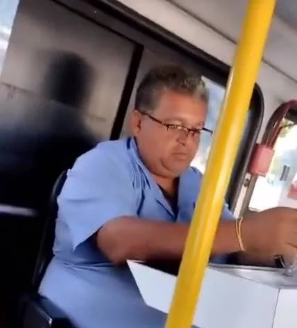 Vídeo. Cobrador nega passar troco correto e xinga passageira: “Vaca” - destaque galeria