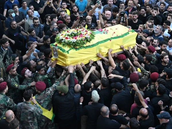 Cerimônia fúnebre realizada para 4 pessoas que foram mortas no Líbano quando pagers usados por membros do Hezbollah foram detonados - Metrópoles