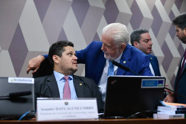 imagem colorida mostra davi alcolumbre jaques wagner senado - metrópoles