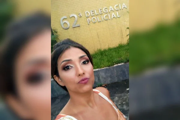 foto colorida de mulher na frente de delegacia