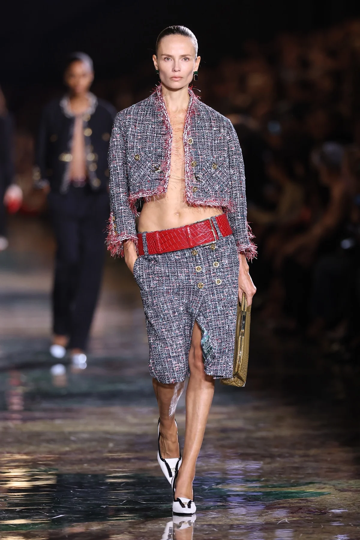 Tweed apareceu em diversos visuais na passarela, assim como em outras coleções de Blazy para a Chanel Tweed apareceu em diversos visuais na passarela, assim como em outras coleções de Blazy para a Chanel