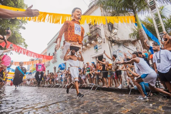 Foto colorida de corrida dos bonecos gigantes de Olinda, em Pernambuco - Metrópoles