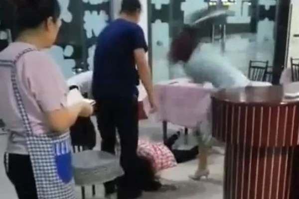 Amante de dois homens é agredida pelas esposas traídas em restaurante