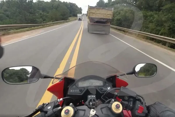 Vídeo: motociclista grava momento em que escapa de acidente no Paraná