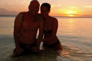 Bruce Willis e Emma Heming Willis posam ao por do sol Bruce Willis e Emma Heming Willis posam ao por do sol