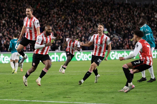 Jogadores do brentford comemorando gol diante do Liverpool