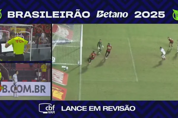 Foto colorida de análise do Var em Fortaleza x Sport - Metrópoles