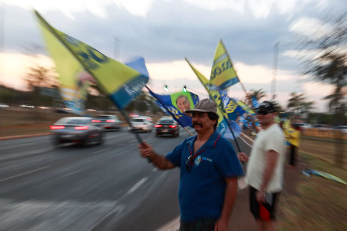Profissão “bandeirinha”: centenas de pessoas fazem renda extra na eleição - imagem 7 Profissão “bandeirinha”: centenas de pessoas fazem renda extra na eleição - imagem 7
