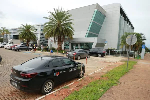 A Polícia Federal faz busca e apreensão no escritório de advocacia do governador Ibaneis Rocha, na região central de Brasília - Metrópoles