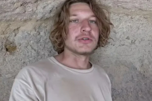 Imagem colorida de homem com cabelo loiro