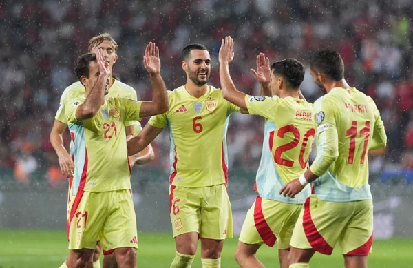 Seleção espanhola comemorando gol diante da Turquia pelas Eliminatórias da Copa do Mundo