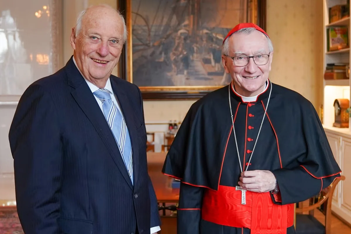 A majestade norueguesa com o cardeal Pietro Parolin no Palácio Real A majestade norueguesa com o cardeal Pietro Parolin no Palácio Real
