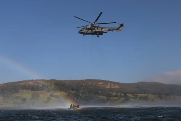 Exercício de desembarque da Marinha feito de helicóptero em meio aquático com aeronave UH-15 Super Cougar