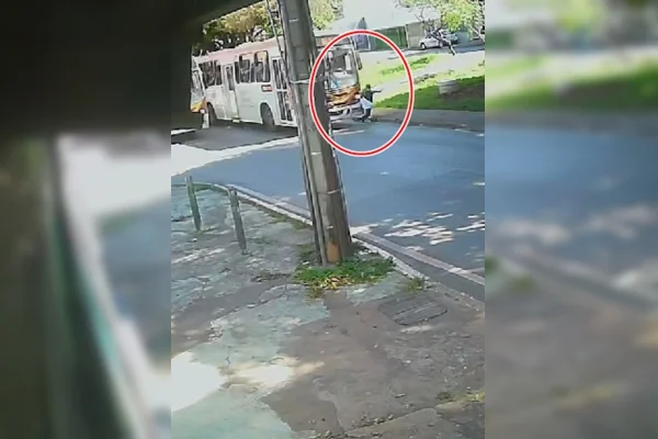 Imagem colorida de pista com ônibus