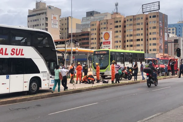 Ciclista é hospitalizado em estado grave após ser atingido por ônibus