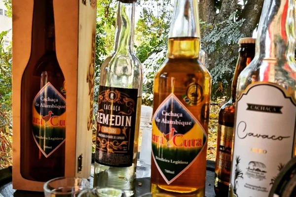 Mesa com quatro garrafas de cachaça