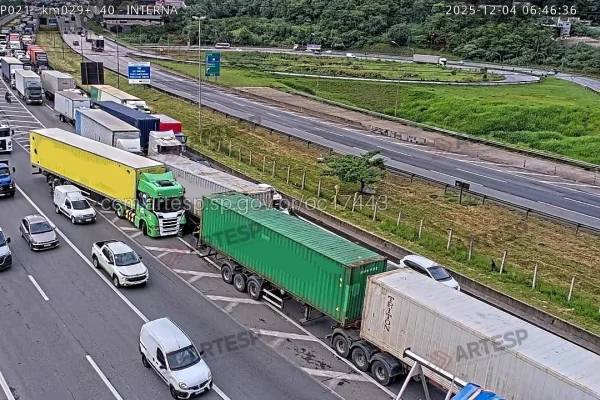 Engavetamento com cinco caminhões no Rodoanel - Metrópoles