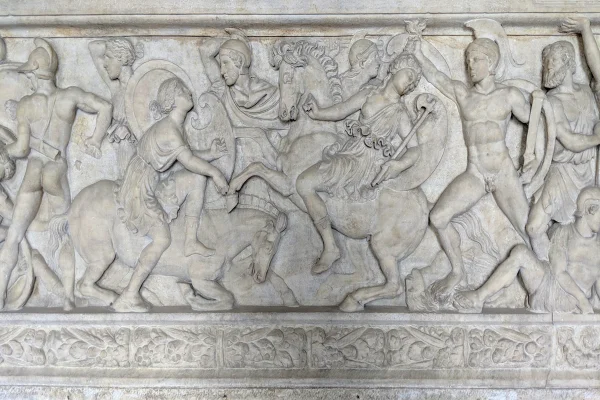 Imagem de uma escultura da luita das amazonas contra gregos - Metrópoles