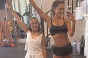 Deborah Secco e a filha, Maria Flor, fazem pose