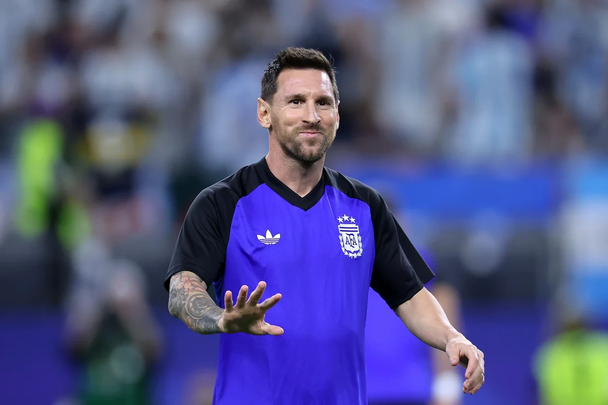 Messi iniciou a partida no banco de reservas.